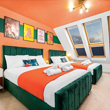 Stylish Manchester 4 Bed House W/Garden ✘ Sleeps 9 - Salford ☆ Free Parking → Smart Tvs In Every Bedroom ☆ Free Netflix & Ultra Fast Wifi ✪ 6 Min To City Centre, Close To Trafford Centre, Etihad Stadium, Manchester Arena, Clubs & More! المظهر الخارجي الصورة