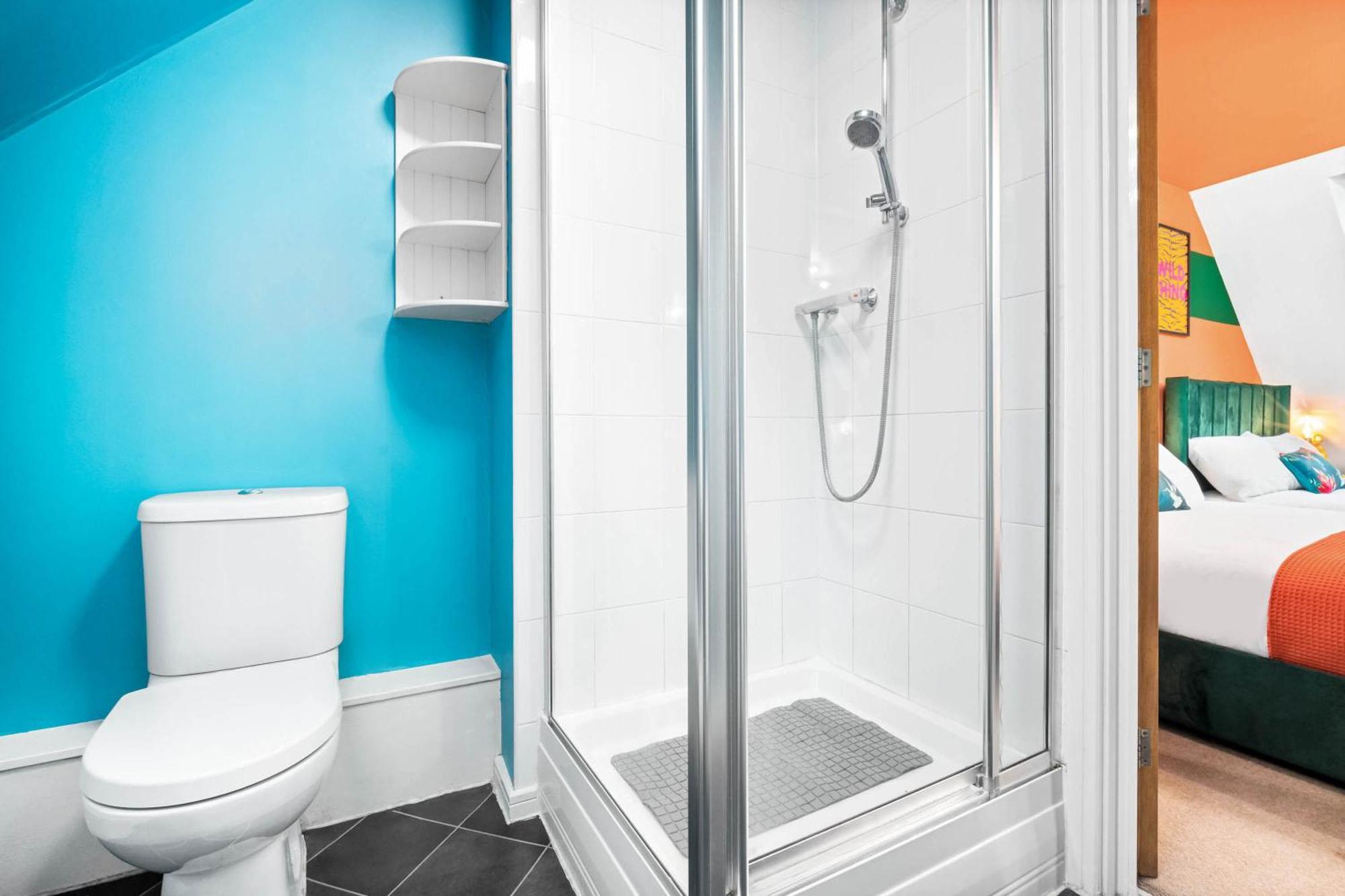 Stylish Manchester 4 Bed House W/Garden ✘ Sleeps 9 - Salford ☆ Free Parking → Smart Tvs In Every Bedroom ☆ Free Netflix & Ultra Fast Wifi ✪ 6 Min To City Centre, Close To Trafford Centre, Etihad Stadium, Manchester Arena, Clubs & More! المظهر الخارجي الصورة