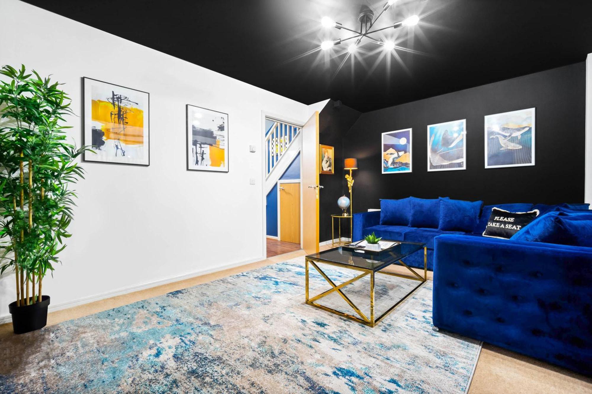 Stylish Manchester 4 Bed House W/Garden ✘ Sleeps 9 - Salford ☆ Free Parking → Smart Tvs In Every Bedroom ☆ Free Netflix & Ultra Fast Wifi ✪ 6 Min To City Centre, Close To Trafford Centre, Etihad Stadium, Manchester Arena, Clubs & More! المظهر الخارجي الصورة