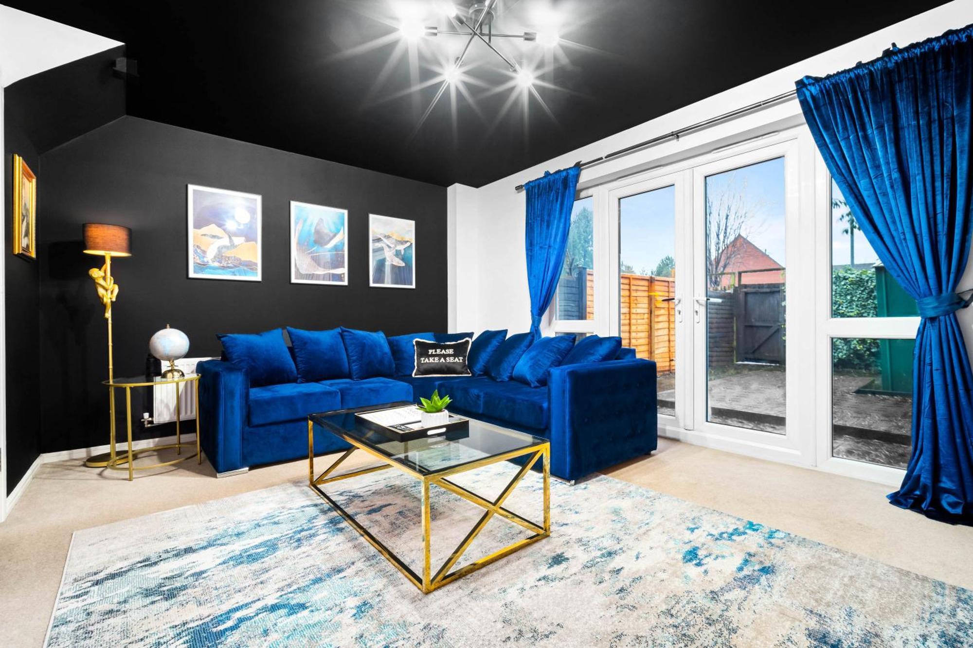 Stylish Manchester 4 Bed House W/Garden ✘ Sleeps 9 - Salford ☆ Free Parking → Smart Tvs In Every Bedroom ☆ Free Netflix & Ultra Fast Wifi ✪ 6 Min To City Centre, Close To Trafford Centre, Etihad Stadium, Manchester Arena, Clubs & More! المظهر الخارجي الصورة
