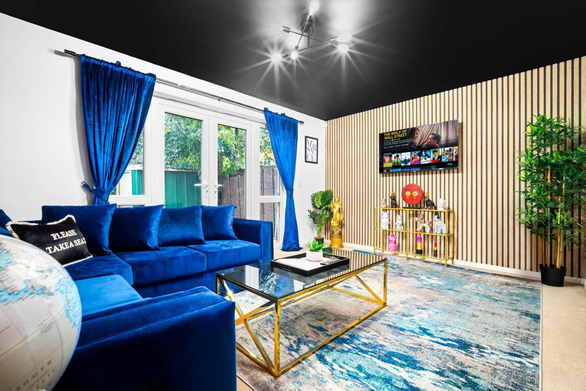Stylish Manchester 4 Bed House W/Garden ✘ Sleeps 9 - Salford ☆ Free Parking → Smart Tvs In Every Bedroom ☆ Free Netflix & Ultra Fast Wifi ✪ 6 Min To City Centre, Close To Trafford Centre, Etihad Stadium, Manchester Arena, Clubs & More! المظهر الخارجي الصورة