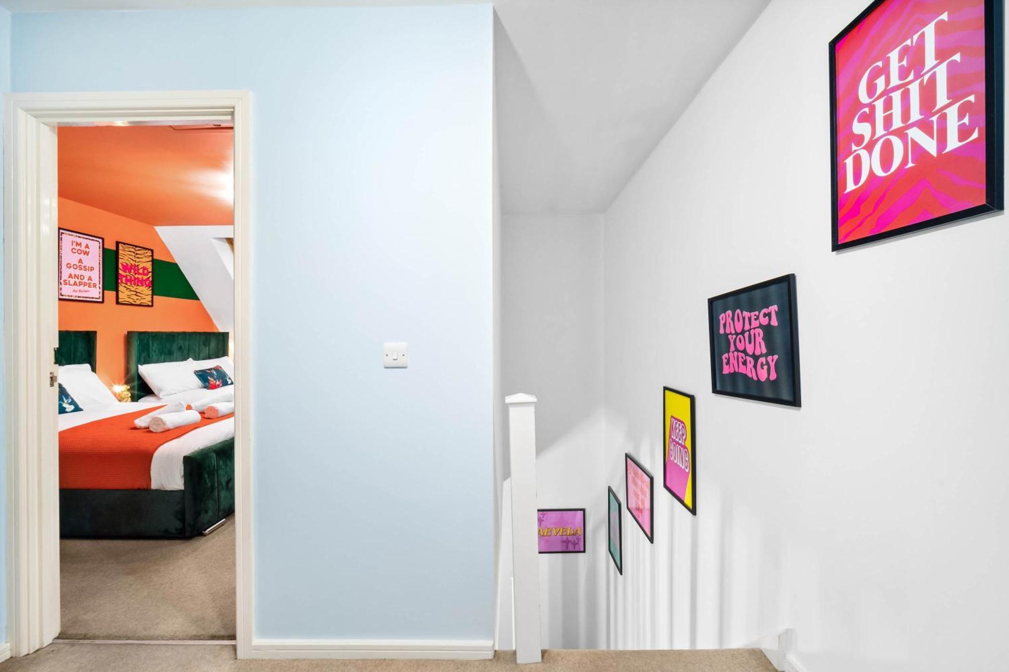 Stylish Manchester 4 Bed House W/Garden ✘ Sleeps 9 - Salford ☆ Free Parking → Smart Tvs In Every Bedroom ☆ Free Netflix & Ultra Fast Wifi ✪ 6 Min To City Centre, Close To Trafford Centre, Etihad Stadium, Manchester Arena, Clubs & More! المظهر الخارجي الصورة