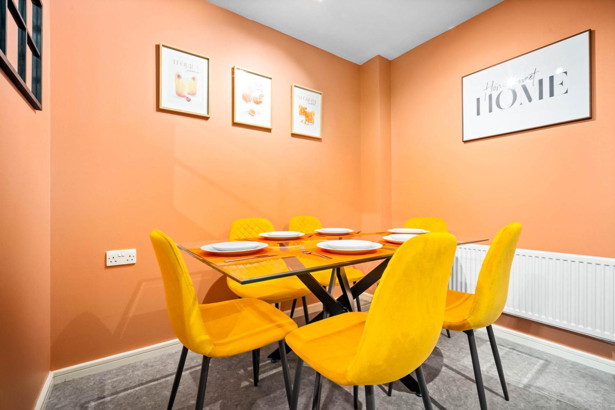 Stylish Manchester 4 Bed House W/Garden ✘ Sleeps 9 - Salford ☆ Free Parking → Smart Tvs In Every Bedroom ☆ Free Netflix & Ultra Fast Wifi ✪ 6 Min To City Centre, Close To Trafford Centre, Etihad Stadium, Manchester Arena, Clubs & More! المظهر الخارجي الصورة