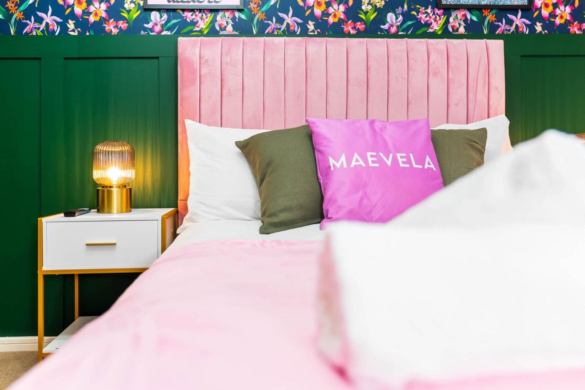 Stylish Manchester 4 Bed House W/Garden ✘ Sleeps 9 - Salford ☆ Free Parking → Smart Tvs In Every Bedroom ☆ Free Netflix & Ultra Fast Wifi ✪ 6 Min To City Centre, Close To Trafford Centre, Etihad Stadium, Manchester Arena, Clubs & More! المظهر الخارجي الصورة