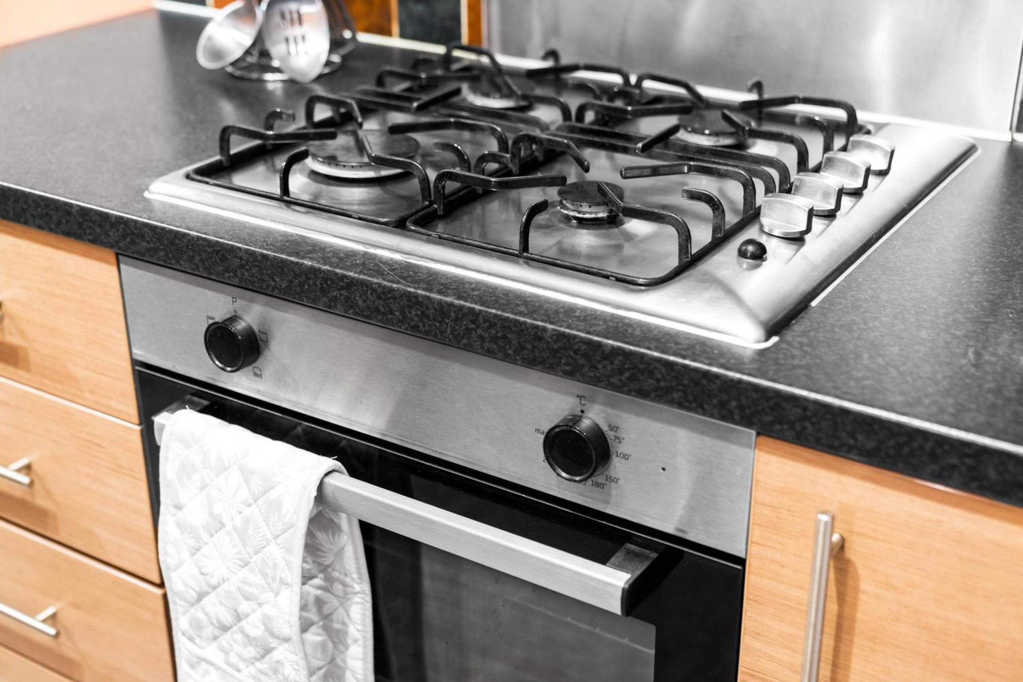 Stylish Manchester 4 Bed House W/Garden ✘ Sleeps 9 - Salford ☆ Free Parking → Smart Tvs In Every Bedroom ☆ Free Netflix & Ultra Fast Wifi ✪ 6 Min To City Centre, Close To Trafford Centre, Etihad Stadium, Manchester Arena, Clubs & More! المظهر الخارجي الصورة