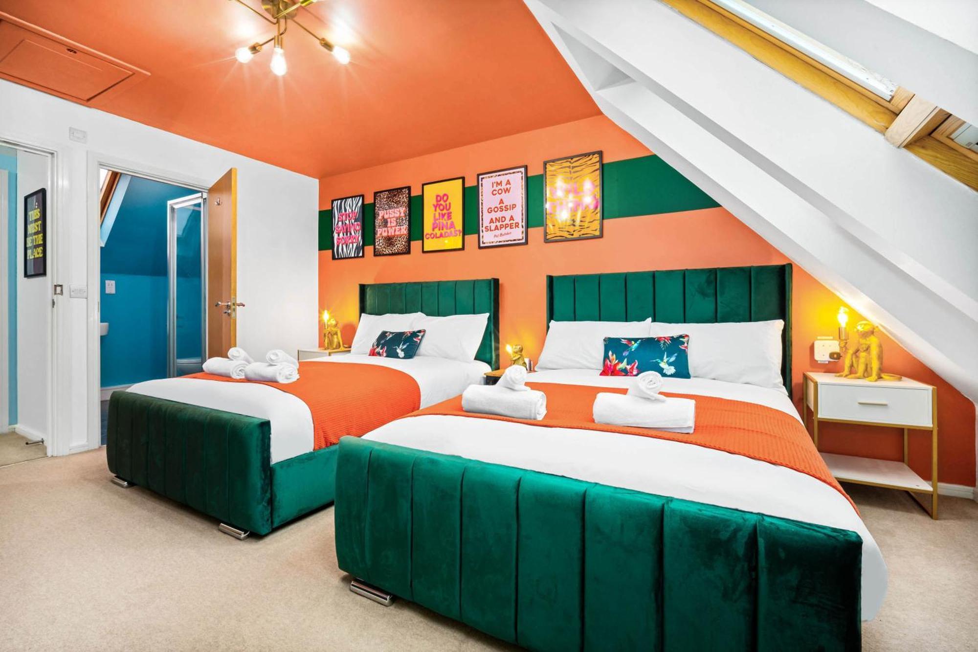 Stylish Manchester 4 Bed House W/Garden ✘ Sleeps 9 - Salford ☆ Free Parking → Smart Tvs In Every Bedroom ☆ Free Netflix & Ultra Fast Wifi ✪ 6 Min To City Centre, Close To Trafford Centre, Etihad Stadium, Manchester Arena, Clubs & More! المظهر الخارجي الصورة