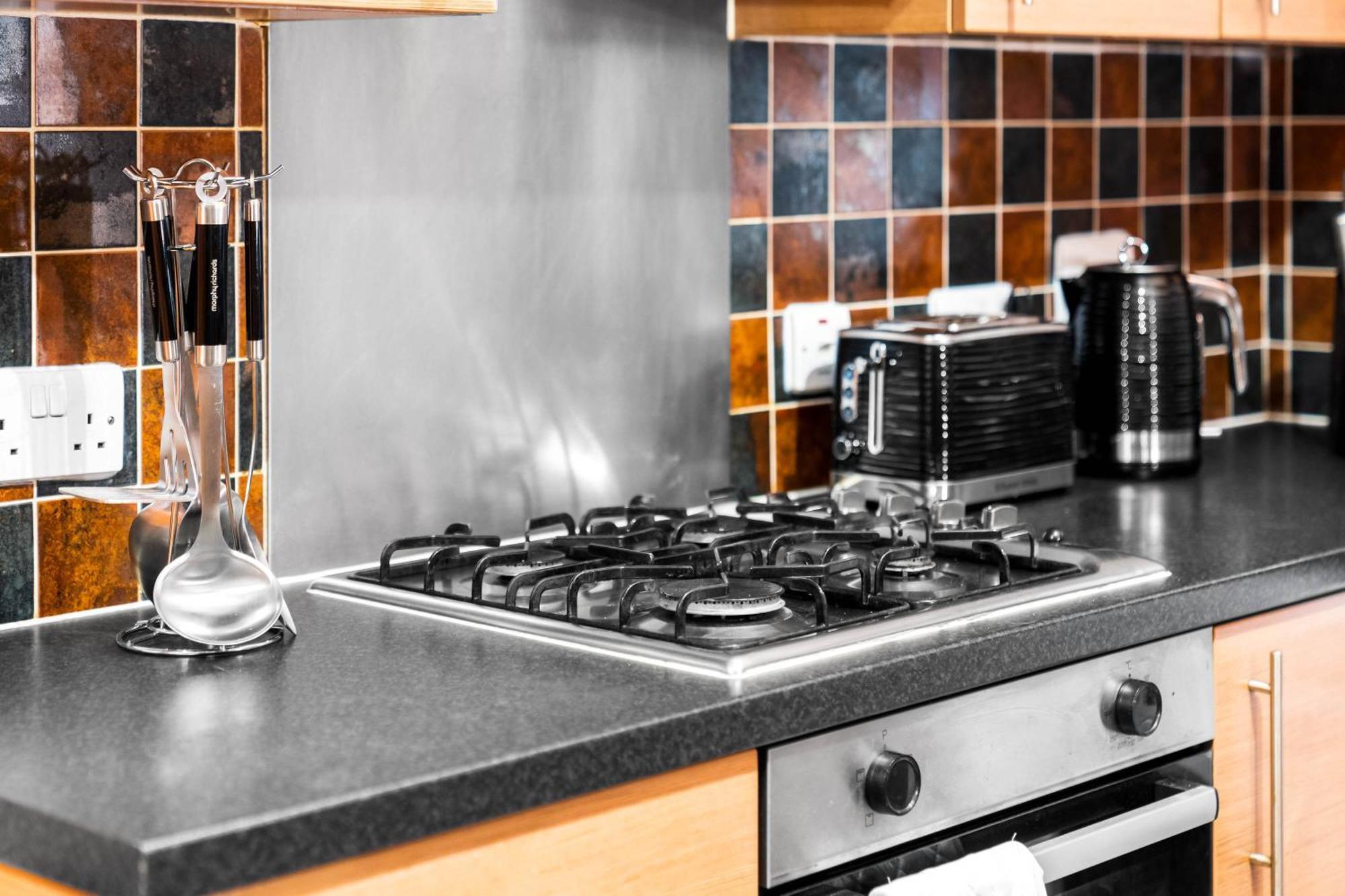 Stylish Manchester 4 Bed House W/Garden ✘ Sleeps 9 - Salford ☆ Free Parking → Smart Tvs In Every Bedroom ☆ Free Netflix & Ultra Fast Wifi ✪ 6 Min To City Centre, Close To Trafford Centre, Etihad Stadium, Manchester Arena, Clubs & More! المظهر الخارجي الصورة