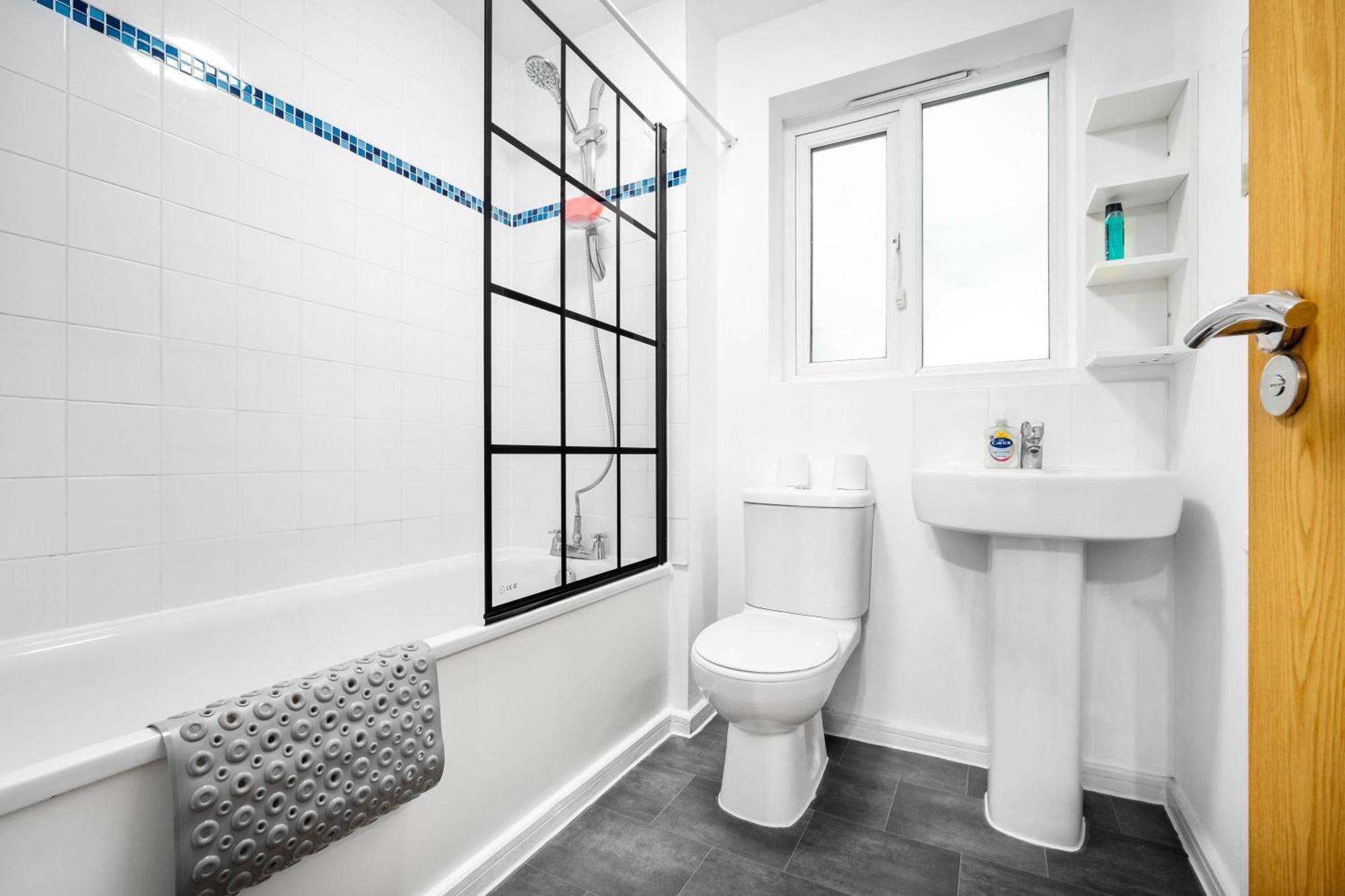 Stylish Manchester 4 Bed House W/Garden ✘ Sleeps 9 - Salford ☆ Free Parking → Smart Tvs In Every Bedroom ☆ Free Netflix & Ultra Fast Wifi ✪ 6 Min To City Centre, Close To Trafford Centre, Etihad Stadium, Manchester Arena, Clubs & More! المظهر الخارجي الصورة