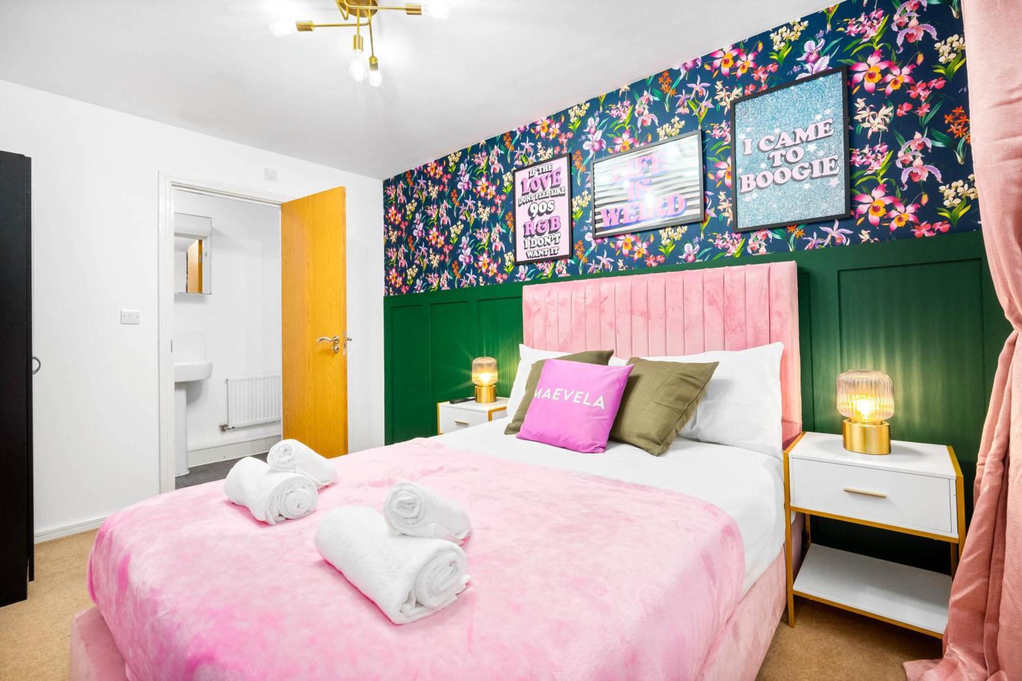 Stylish Manchester 4 Bed House W/Garden ✘ Sleeps 9 - Salford ☆ Free Parking → Smart Tvs In Every Bedroom ☆ Free Netflix & Ultra Fast Wifi ✪ 6 Min To City Centre, Close To Trafford Centre, Etihad Stadium, Manchester Arena, Clubs & More! المظهر الخارجي الصورة